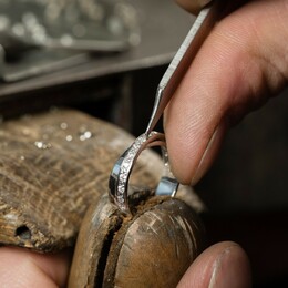 Aujourd'hui focus sur un aspect emblématique de la joaillerie : le sertissage.💎 C'est une étape cruciale qui permet d'orner vos bijoux de pierres fines ou ornementales ! 

Le sertisseur vient donc refraiser à taille pour que la table de la pierre arrive au niveau du métal, puis il va rabattre le métal sur la pierre avec un marteleur. Ensuite il va réaliser ce qu'on appelle "une recoupe" à l'aide d'une échoppe.

A savoir que sur l'image, se trouve précisément un serti "grain" qu'il faudra venir arrondir à l'aide d'un perloir. ✨

#sertissage #pierresprecieuses #diamant #joaillerie #atelier #fabrication #paris #bordeaux